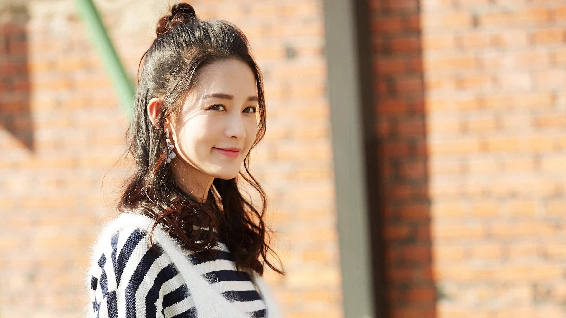 华体会网址-门神一柱擎天VS黑马一路狂飙，足球之夜的惊艳与逆袭  第1张